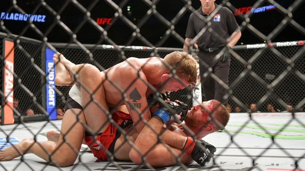 "The Mauler" ligger på polske Jan Blachowicz som ett plåster. Det här var svenskens senaste match i oktagonen och han vann den överlägset på poäng.