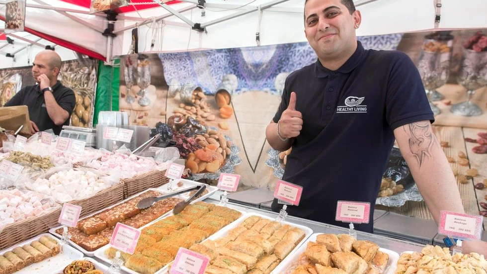 Sam säljer de söta bakverken baklava.