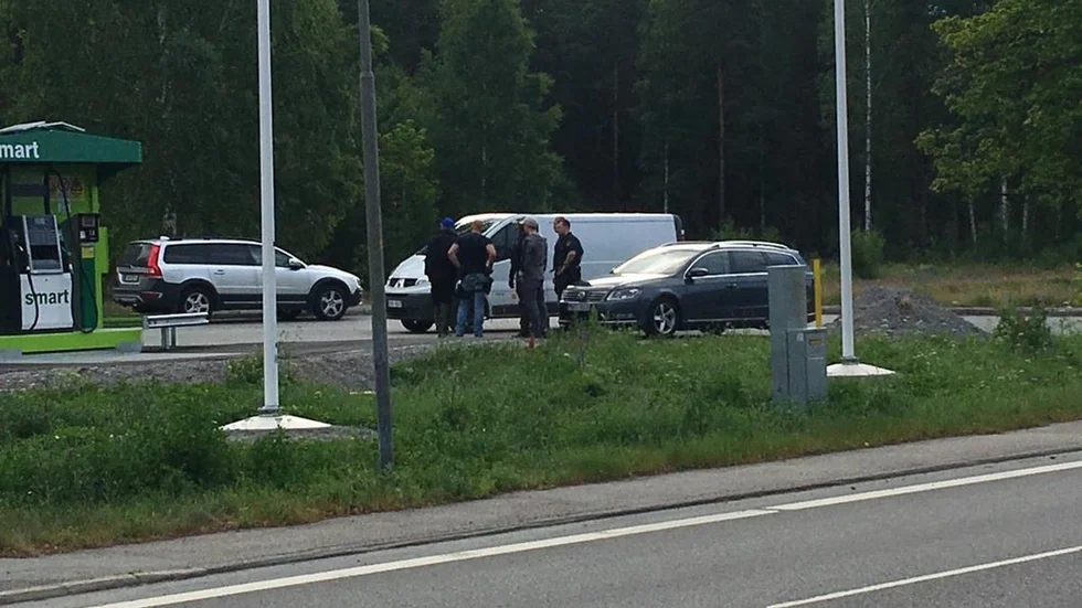 Polisen var förvarnad och hade redan en stor styrka på plats när de två männen dök upp i Ärla.