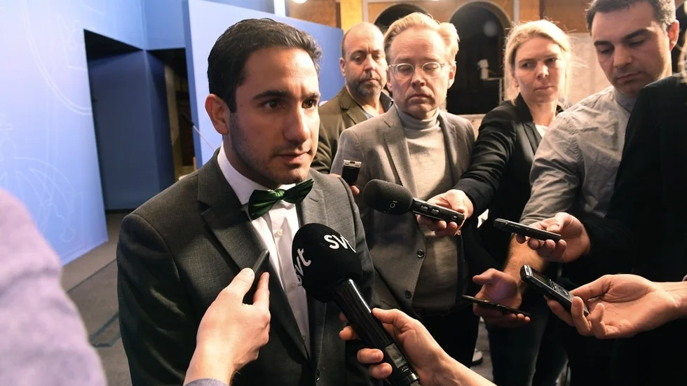 Bilden är från den 9 maj då civilminster Ardalan Shekarabi (S) tar emot utredaren Ilmar Reepalus slutbetänkande från Välfärdsutredningen på Rosenbad.