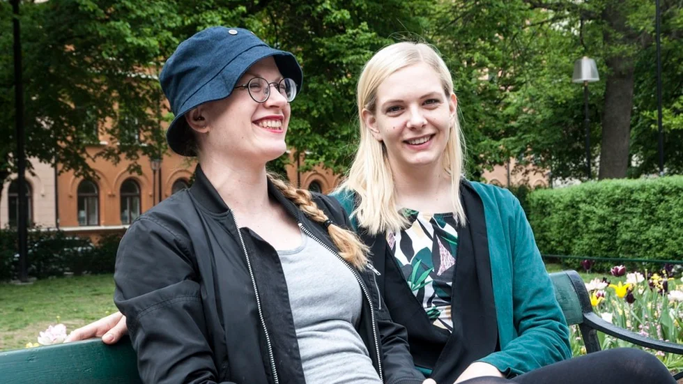 Bästa vännerna och glaskonstnärerna Evelina Dovsten (till vänster) och Kristin Larsson. Ända sedan tonåren har de hjälpt varandra och följts åt i sitt konstnärskap.