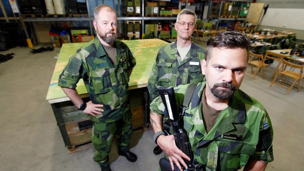 Hemvärnets Daniel Johansson i frögrunden framför kapten Nicklas Lindqvist och överstelöjtnant Mikael Smedin, chef för Sörmlandsgruppen. "Min arbetsgivare uppmuntrar att jag är med i Hemvärnet och ger mig några dagars extraledigt för chefsövning. Något som jag även har nytta av i jobbet", tror Daniel.