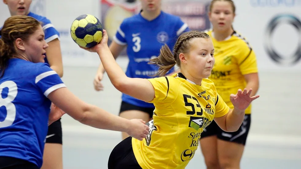 Emma Alfredéen har fått fritt läge och ställer in siktet för sitt skott.