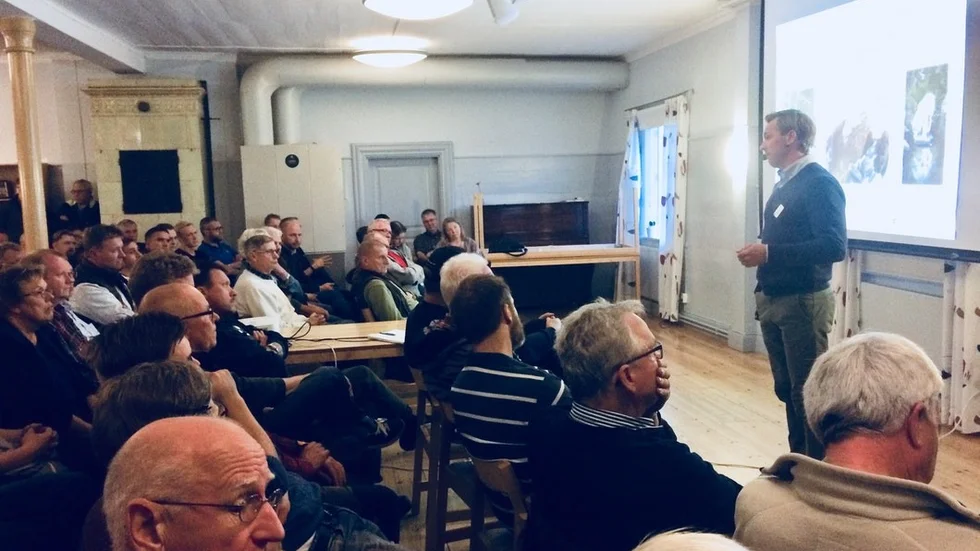 Johan Varenius talade för en fullsatt sockenstuga om Länsstyrelsen Sörmlands arbete med rovdjursförvaltning.