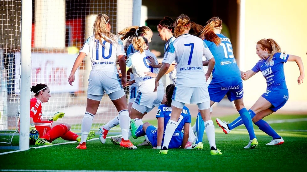 Efter en rejält tilltrasslad situation efter hörna lyckades Fiona Brown till slut få in bollen som betydde 1–1.