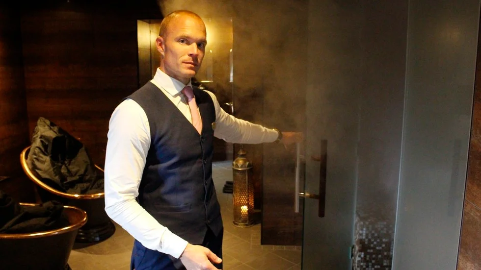 Ricki Galczewski gläntar på dörren till aromabastun. I den nya spa-avdelningen kan besökarna även uppleva bland annat björkbastu, kanelbastu och isskrubb,