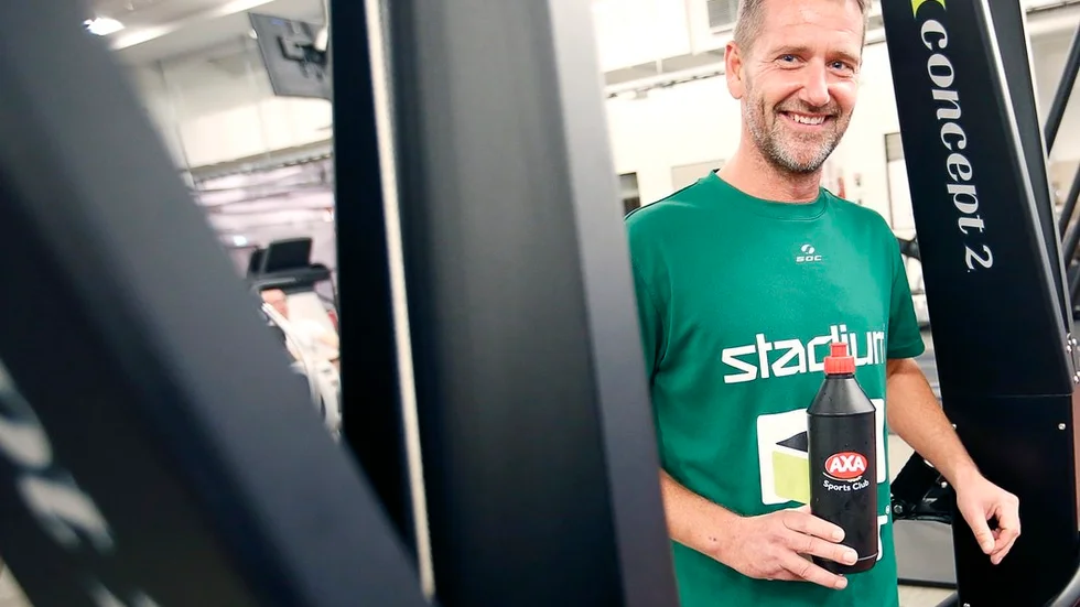 Johan Carlsson fyllde som vanligt på vattenflaskan inför onsdagens träningspass på gymmet. Men han hällde lika snabbt ut vattnet igen när han kom på varningen.