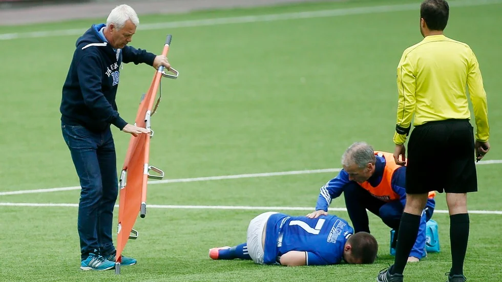 Här tog isländske Kristófer Eggertssons säsong slut när ena knät gick sönder. Han är en av två spelare som IFK tappat till höstsäsongen. Foto: Anders Nilsson