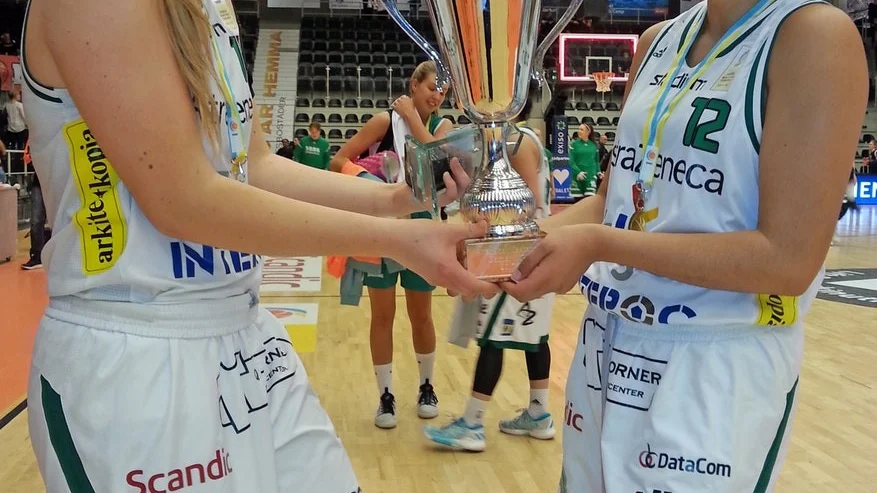 Björnlundatjejen Frida Olsson och Nyköpingsspelaren Denise Stenius.