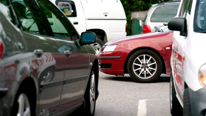 ... parkeringar i Nyköping. Det är galet att då springa runt och utdela parkeringsböter, tycker insändarskribenten.