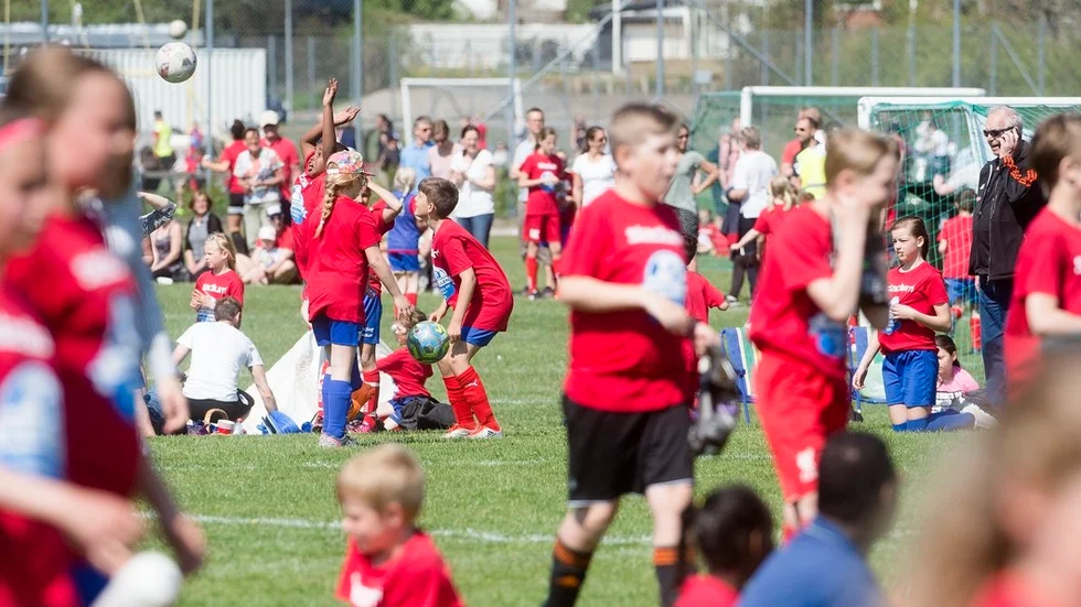 SN-bollen är en riktig folkfest där man samlas kring fotbollsplanerna för att prata, äta, titta på fotboll och bara slappa av innan nästa match.