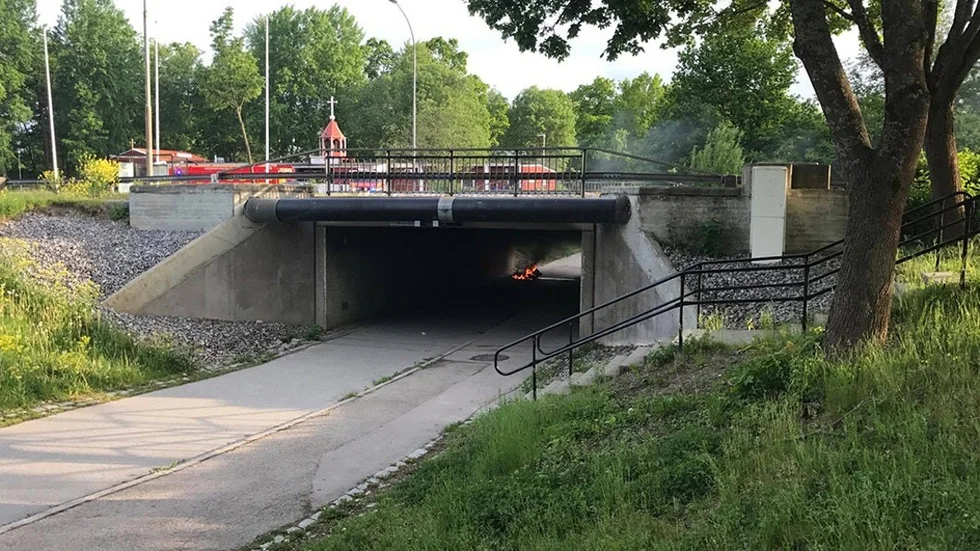 Det var vid halv åtta på fredagskvällen som SOS fick larmet om fordonsbranden i Råbergstorp.