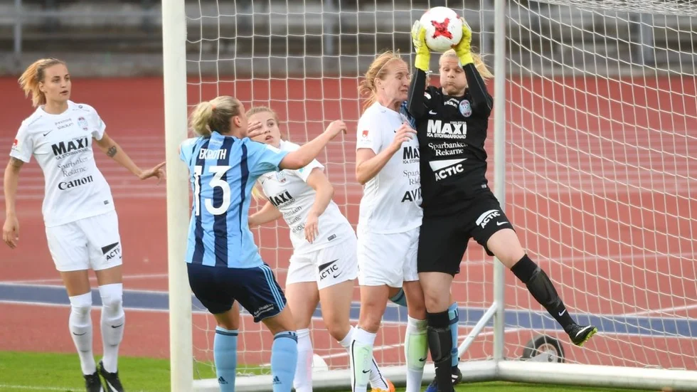 Emelie Lundberg greppade det mesta säkert men en boll smet in bakom Eskilstunamålvakten.