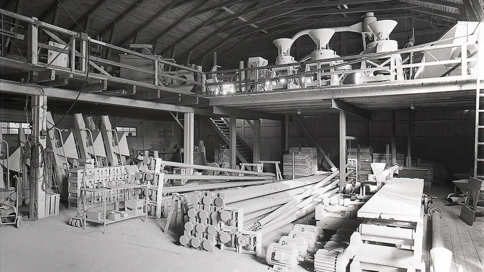 Mellan 1917 och 1958 användes ridhuset som utställningshall för Gustaf Widéns Maskinaffär. Läktaren utökades för att förrådsytorna skulle bli större.