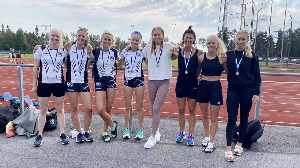 Maif-tjejerna som vann seriematchen i Umeå samlade efter prisutdelning. Saknas på bilden gör Nova Fogelqvist. 