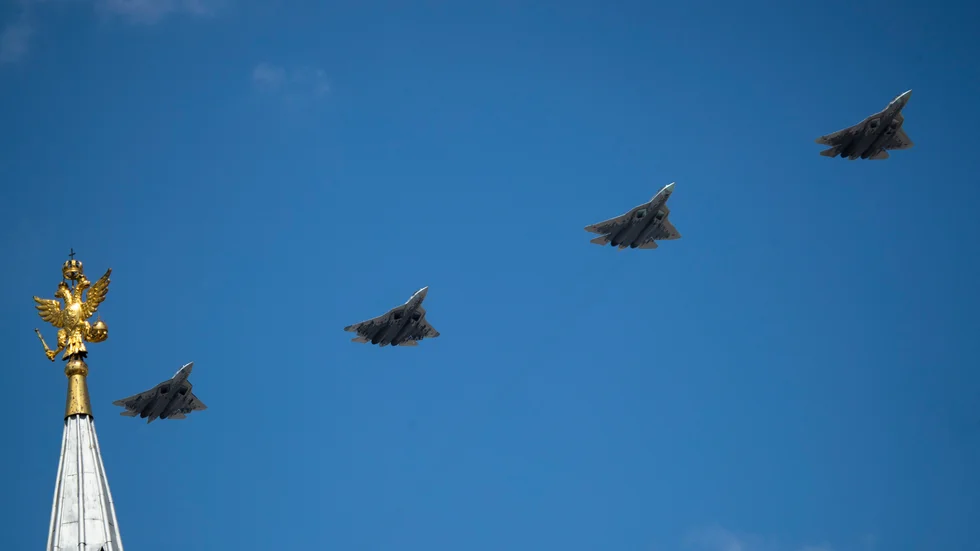 Ryska flygvapnets femte generationens stridsplan, Sukhoi Su-57, har satts in i Ukraina. Bild från en uppvisning under en militärparad i Moskva 2020.
