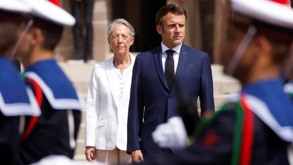 Frankrikes premiärminister Élisabeth Borne och president Emmanuel Macron vill införa en högre pensionsålder i Frankrike. Förslaget är inte populärt hos befolkningen. Arkivbild.