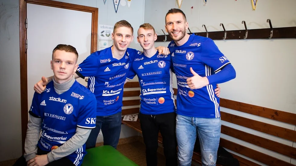Fyra av fem nyförvärv till Värmbols VFC i år, tre är från Polen och en, Kenny Carlie till vänster på bilden, kommer från Assyriska i Södertälje. Stående ser vi Lukasz Kopka, Patryk Brzeski och Krystof Zaremba.