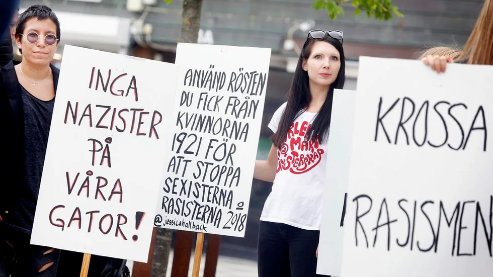 Ord och inga visor på Fristadstorget i Eskilstuna. Carolina Werner och Sara Brånn uppmanar till eftertänksamhet och att använda den röst som blev fri för alla vuxna i Sverige så sent som för 97 år sedan.