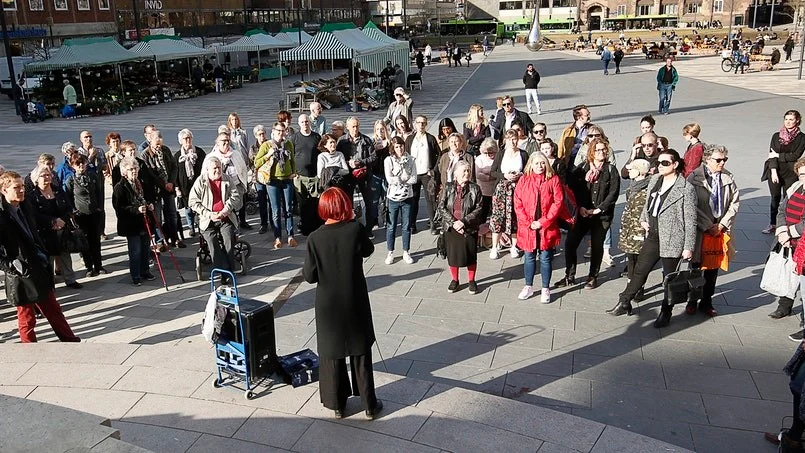 Ett 80-tal personer lyssnade på de tal som hölls i samband med knytblusmanifestationen på Fristadstorget.