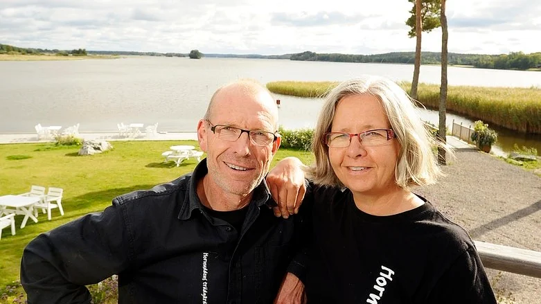 Karin Sjöstedt och Mats Sjöstedt som driver Hornuddens gård kan vinna entreprenörspriset Årets lokala hjälte (som utses av Ica).