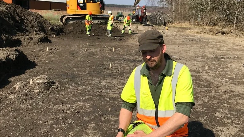 Andreas Forsgren hoppas att alla inser värdet de kulturgeografiska skatter som finns i bygden. "För 1 500 år sedan satt Gnestabönder här i trakten och använde knacksten för att krossa säd."