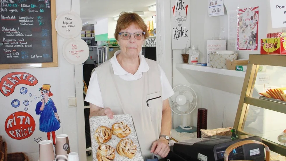 Lena Persson jobbar i cafét varje dag och brukar starta bullbaket vid åtta-tiden.