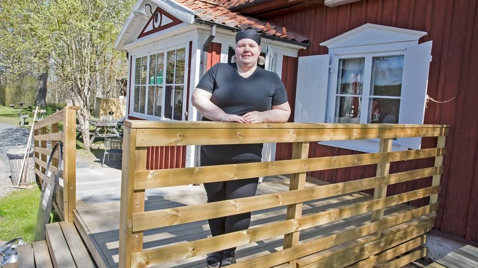 Marina Andersson står på den nya handikappvänliga trappen in till kaffestugan Fridhem. Nu har hon haft öppet under helgerna i april och är mycket nöjd med kundernas mottagande.