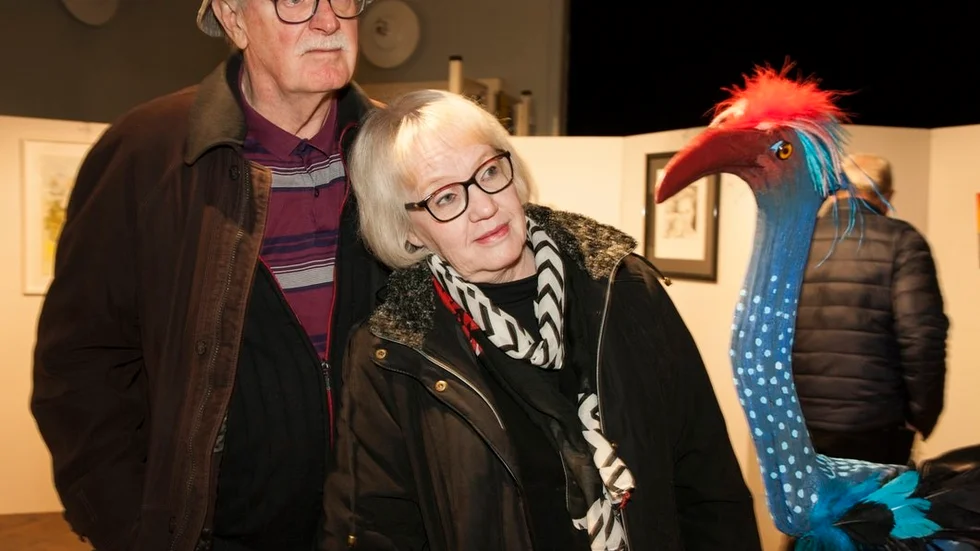 Margaretha Cras-Saar och Martin Saar betraktar ett av alla konstverk som ställdes ut på KonstTriangeln. Fågeln är skapad av Bengt- Erik Bengtsson.