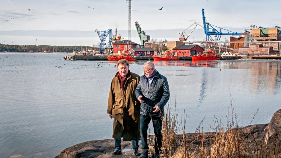 Lars Arneng och Olof Edfast är några av de boende i Gamla Oxelösund tycker att Oxelösunds hamns planerade naturgasterminal kommer för nära deras bostäder.