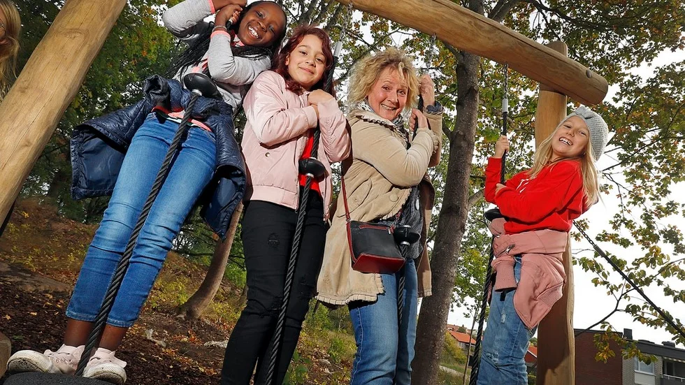 Kommunens lokala barnombudsman, Helena Edvinsson, testar hinderbanan tillsammans med Carelle Igraneza, Tuva Hultén och Kajsa-Li Turegård.