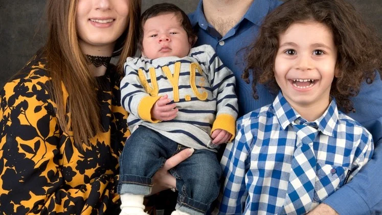 Seliman och Dunia Rammo, Nyköping, fick den 23/2 en pojke som heter Elias. Vikt 4055 g, längd 51 cm. Syskon är Adam. Foto: Bildproffsen i Nyköping