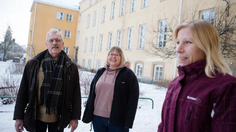 "Skolvärdarna patrullerar skolan hela tiden och vi har kontinuerlig kontakt med områdespolisen. Så fort vi får indikationer om något eller om någon obehörig tar sig in på skolgården så avhyser vi dem väldigt snabbt" berättar Olov Kristensson. Här ses han tillsammans med fritidsledaren Åsa Larsson och assistenten Cissi Albringer.