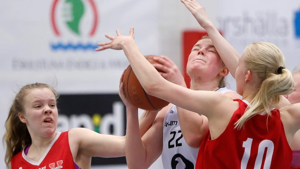 EB:s stora basketturnering är ett säkert vårtecken och i helgen är det dags igen, nu för första gången med Eskilstunas nya arena som cupens hjärta. Bilden är från en match i fjol. Foto: Anders Nilsson