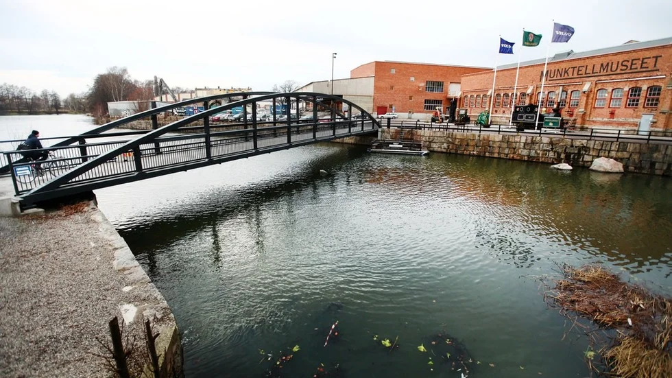 Den här bron över Eskilstunaån hade en gång en namnskylt. Nu är den borta, skriver Kajsa Aronsson.