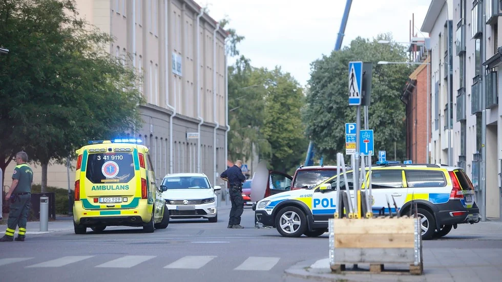 En moped har kolliderat med en personbil på Kungsgatan.
