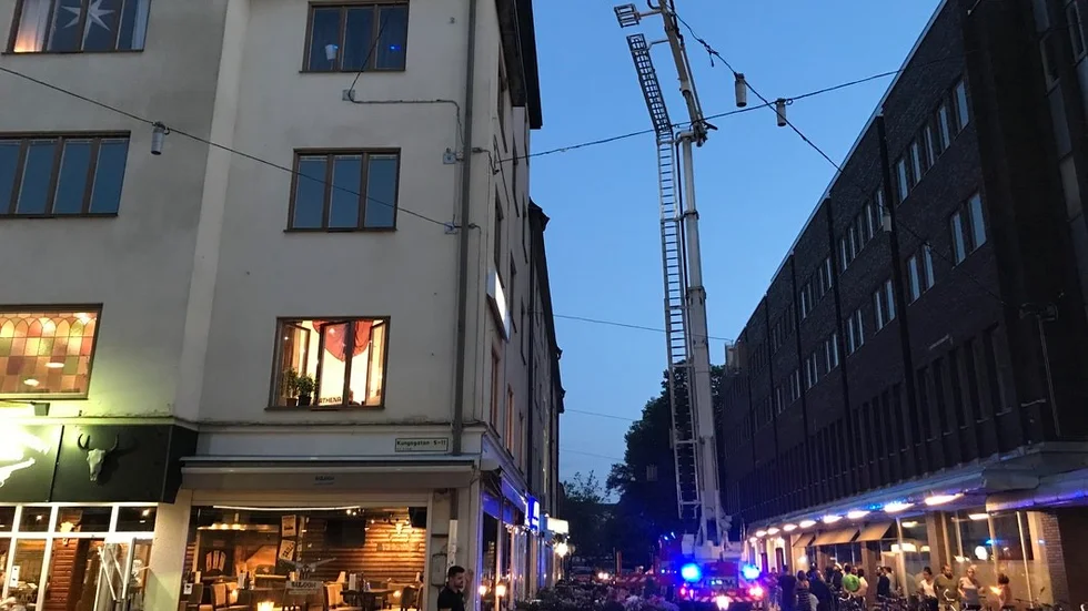 Räddningstjänsten använde sig av stegbil för att få en bild av läget på fastighetens tak.