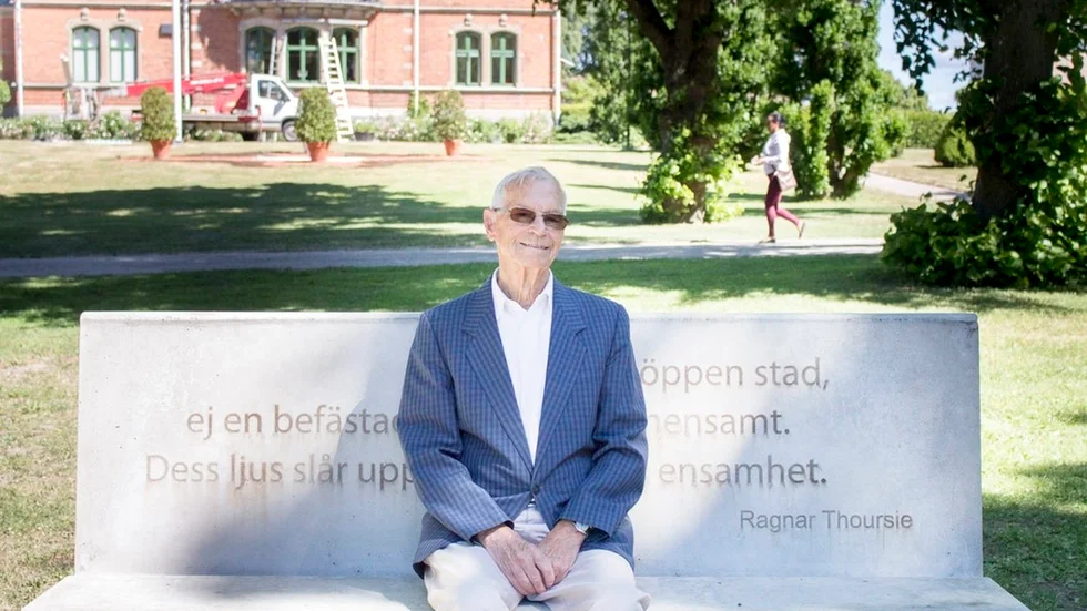 Gösta Palmfjord har lagt ner massor av tid och kraft på att få till minnesmärket över Ragnar Thoursie. Nu har Katrineholms kommun satt den första litterära bänken på plats i Stadsparken. Gustav Persson har ritat den, SR Betongdesign har skapat den och på lördag blir det invigning.
