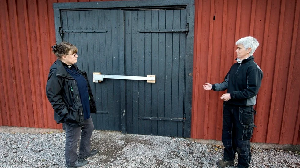 Tjuvarna lyfte av dörrarna från gångjärnen, rullade ut gräsklipparen och hängde tillbaka dörrarna igen. Kyrkoherde Ellinor Svensson och kyrkogårdsvaktmästare Ann-Sofie Andersson funderar nu över hur de ska skydda sig mot nya stölder.