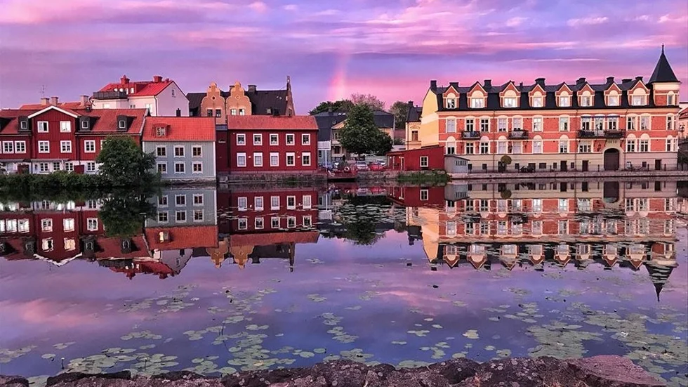 Färgen på himlen under solnedgången kan se vacker ut, men sanningen är att det är luftföroreningar som solljuset reflekteras i.