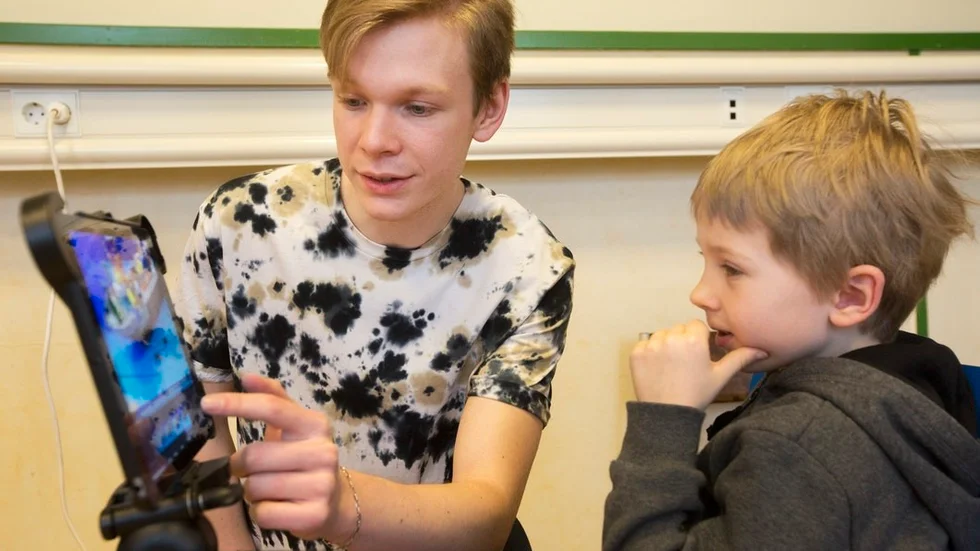 Kursledaren John Danielsson visar Gustav Keber ett trick för att få till scenerna i filmen om Titanics öde.