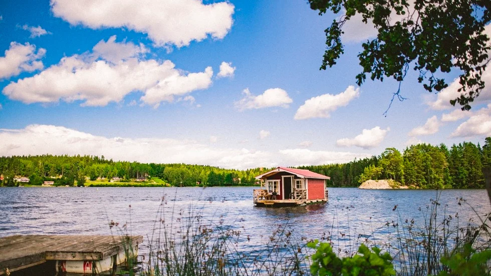 Vid gården Ruda utanför Vingåker kan man hyra en flytande sommarstuga och ta sig fram med på sjön Tisnaren.