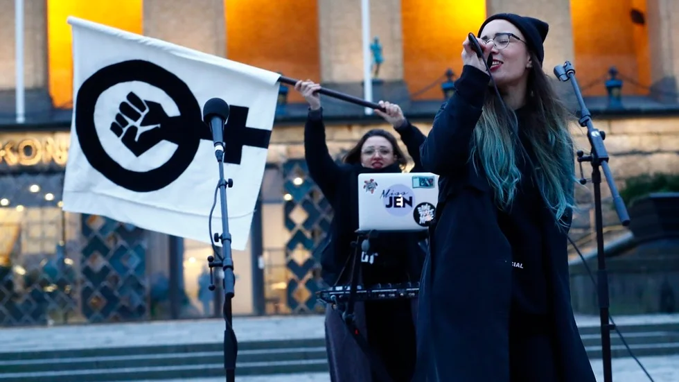 Artisten Stina Velocette har skrivit en låt om #metoo-kampanjen: "Ska det va så här". Här uppträder hon under arrangemanget i Göteborg den 14 januari för alla som står bakom #metoo-uppropen och för att visa stöd för alla som fallit offer för sexualbrott.