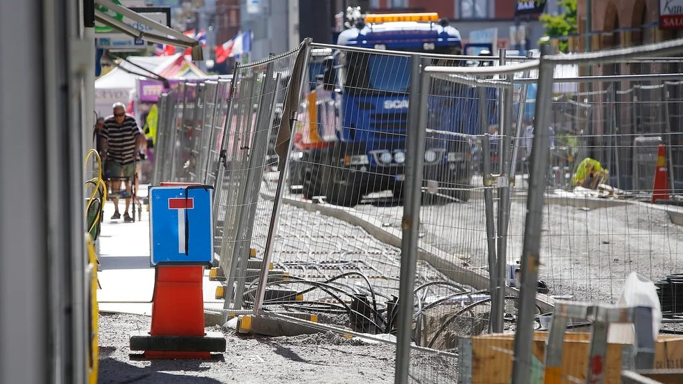 För att komma över gatan måste kunderna gå runt och då försvinner spontanhandeln, menar Elina Persson, på Teknikmagasinet.