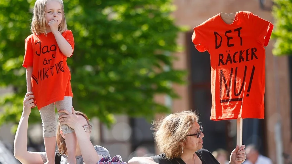 Emma Johansson, 5 år, fick stöd av sin mamma Mia på manifestationen. Elisabeth San Martin håller i pinnen med tröjan.