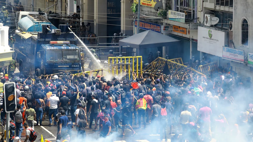 Polisen använde vattenkanoner och tårgas för att skingra protesterna i Sri Lankas huvudstad Colombo i lördags.