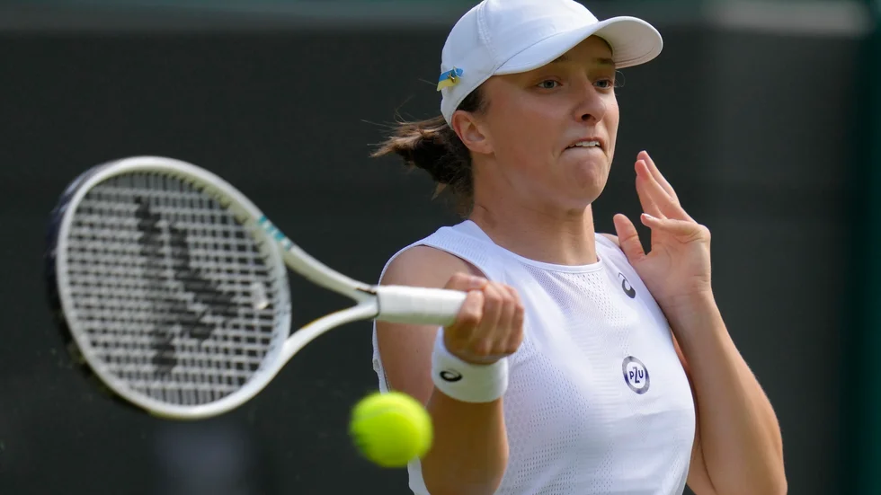 Världsettan Iga Swiatek (bilden), Polen, är ute ur Wimbledon efter att ha förlorat mot fransyskan Alizé Cornet i den tredje rundan.