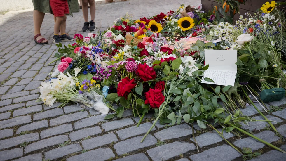 Blommor vid platsen där Ing-Marie Wieselgren knivhöggs till döds.

