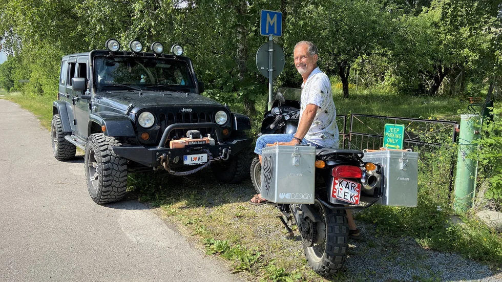 Björn Westerlund Bigler har två personliga registreringsskyltar, bägge på temat kärlek. På motorcykeln sitter "KÄRLEK" och på jeepen "L VE".