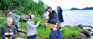 Premiär för sommarlovsfiske vid Krön • Deltagaren Vincent: "När man får hugget så kittlas det lite i magen."